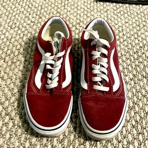 Boys Vans off the wall Maroon shoes size 5. Great Condition! Worn once